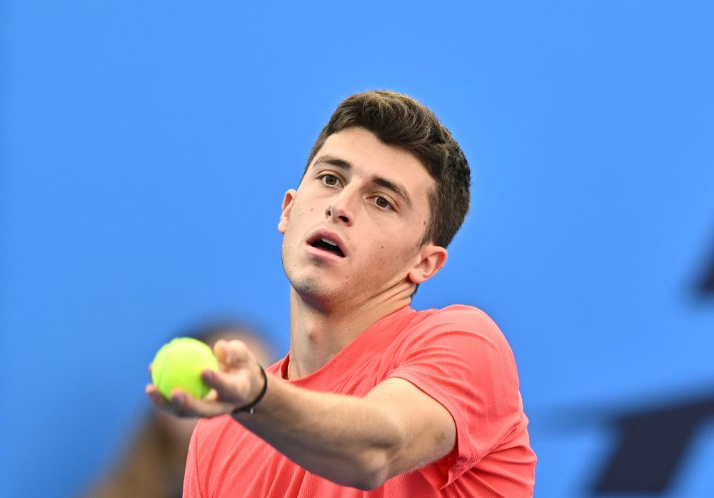 内蒙古多地滑雪场“开板”迎客，冬季旅游迅速升温